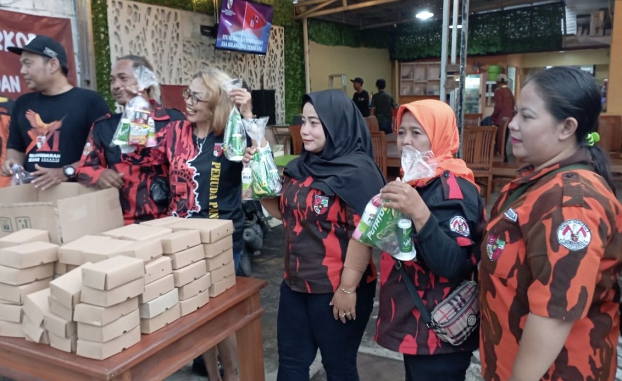 Dipimpin Icha Aisyah Faried Gaffar, Srikandi PP Jatim Konsisten Berbagi di Bulan Suci