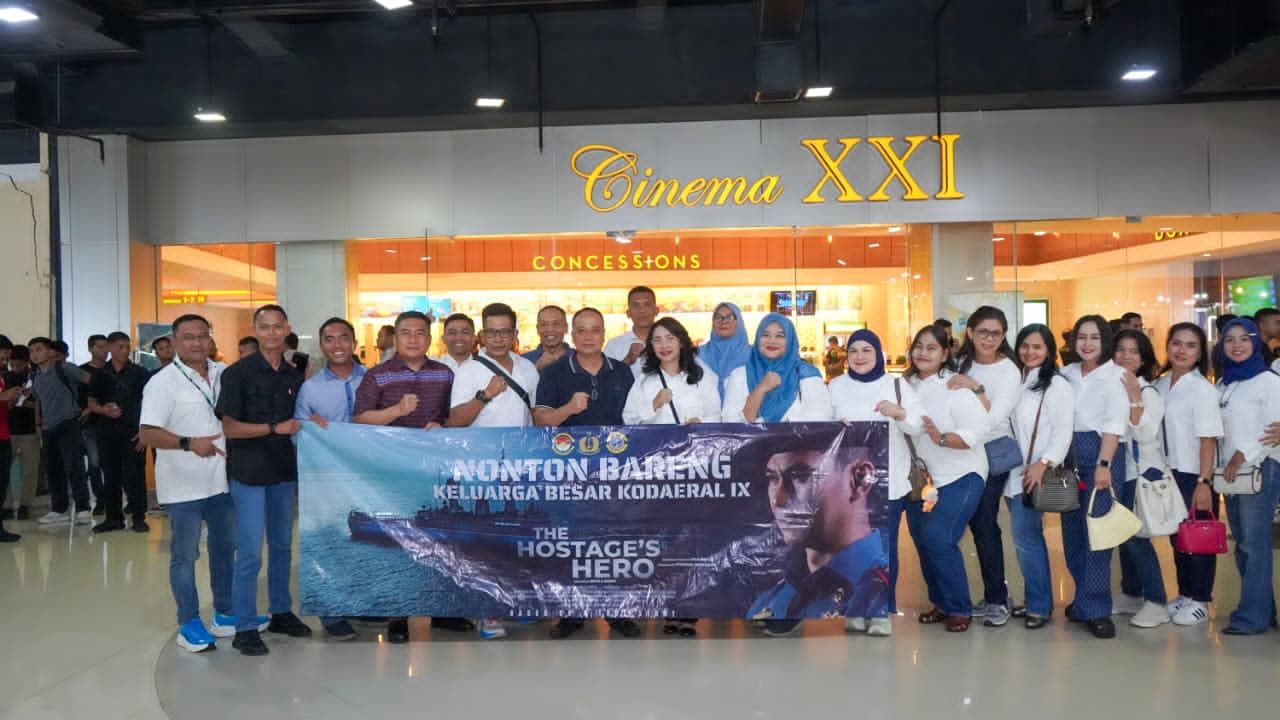 Komandan Kodaeral lX Nobar Film The Hostage’s Hero Bersama Prajurit dan Keluarga