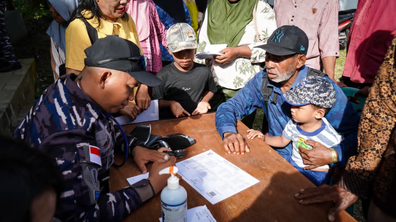 Tiba di Pulau Kur, Tim Kesehatan Kodaeral lX Tancap Gas Layani Pengobatan Gratis