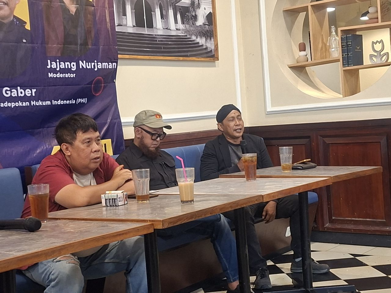 Ketua Padepokan Hukum Indonesia, Mus Gaber (kanan)