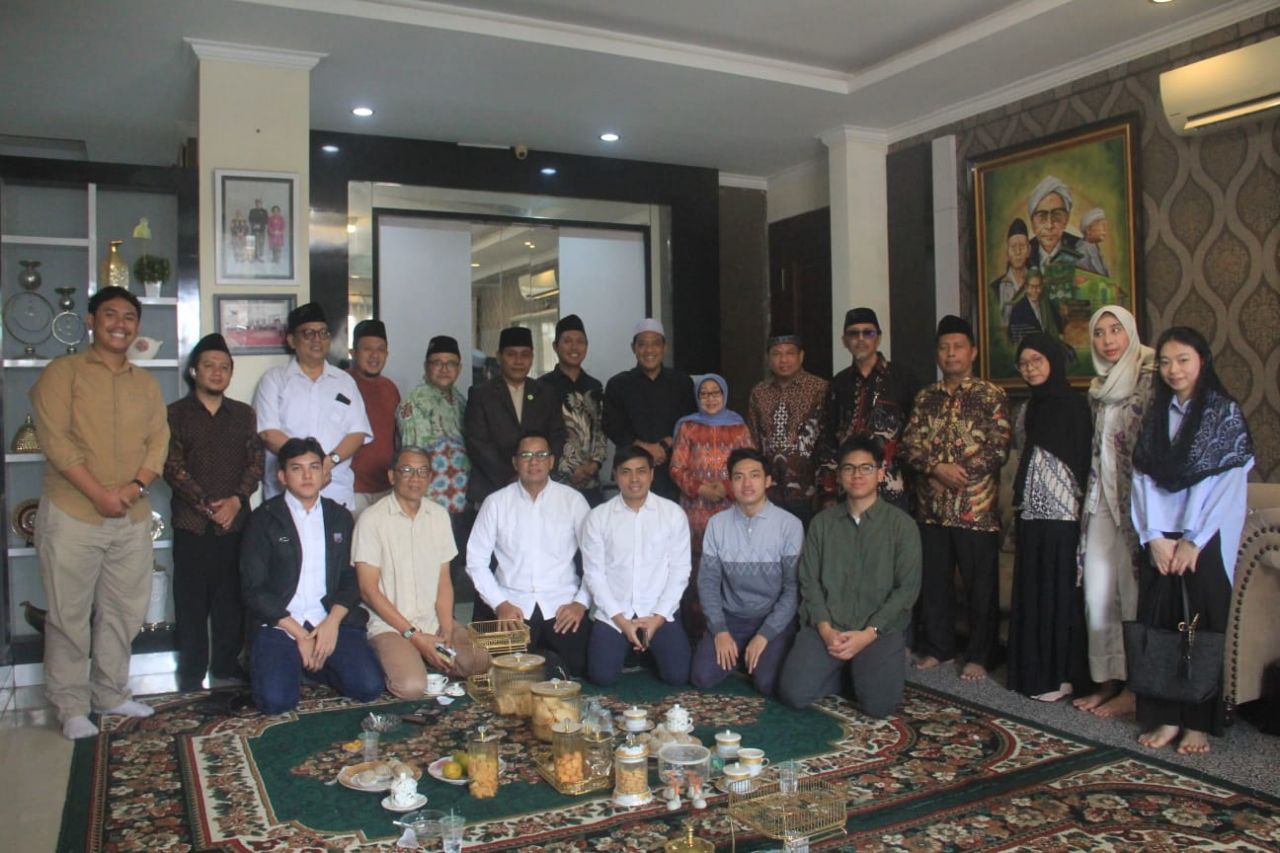 Komisi PDUF MUI Jawa Timur dipimpin KH Miftah Jauhari bersama manajemen Trimegah Sekuritas dan Danapathi Asset Management silaturahmi di kediaman Nyai Hj. Mundjidah Wahab dan Gus Edo, Pengasuh Pondok Pesantren Al-Lathifiyah Tambakberas. foto: dok.pduf-mui