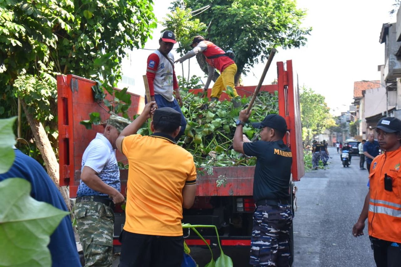 450 Personel, Yonif  "Libas" 15 Marinir Gandeng Warga Bersihkan Sungai Kalimas