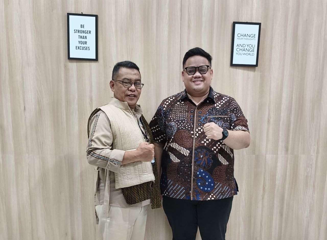 Ketua Pengurus Cabang (Pengcab) Ikatan Motor Indonesia (IMI) Kota Surabaya, Muhammad Yusuf Ibnu bersama Kepala Dinas Kebudayaan, Kepemudaan, Olahraga, dan Pariwisata (Disbudporapar) Kota Surabaya, Herry Purwadi, S.Sn.