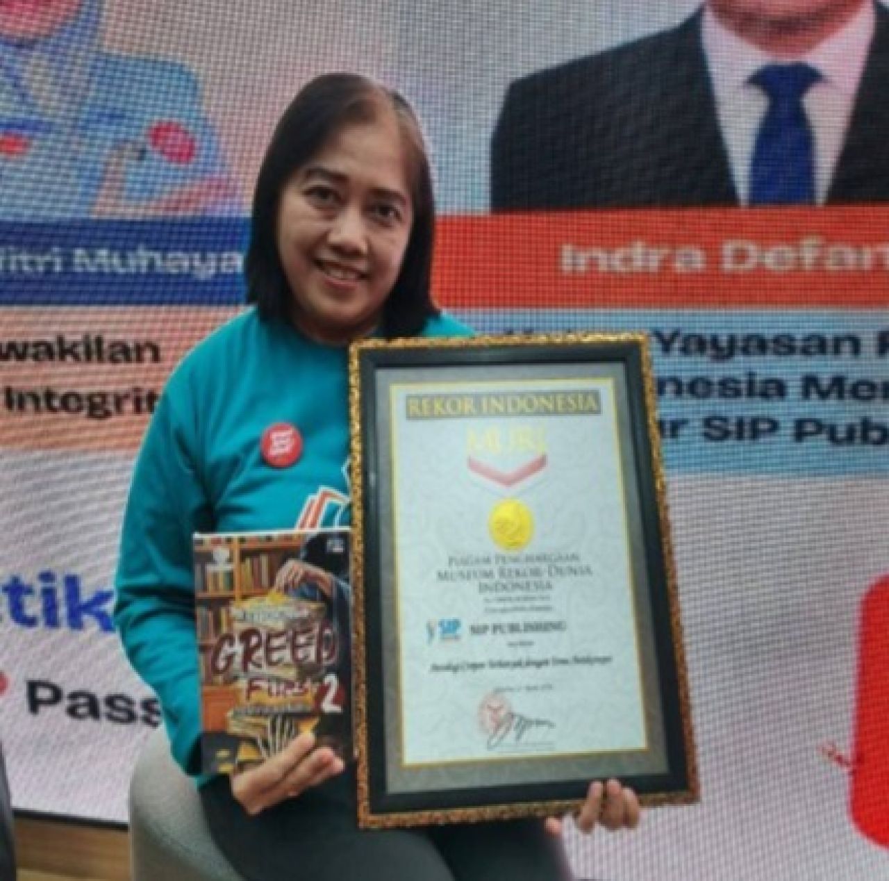 54 Tahun, Kembali ke Bangku Kuliah: Roose Meery Menolak Tua untuk Belajar