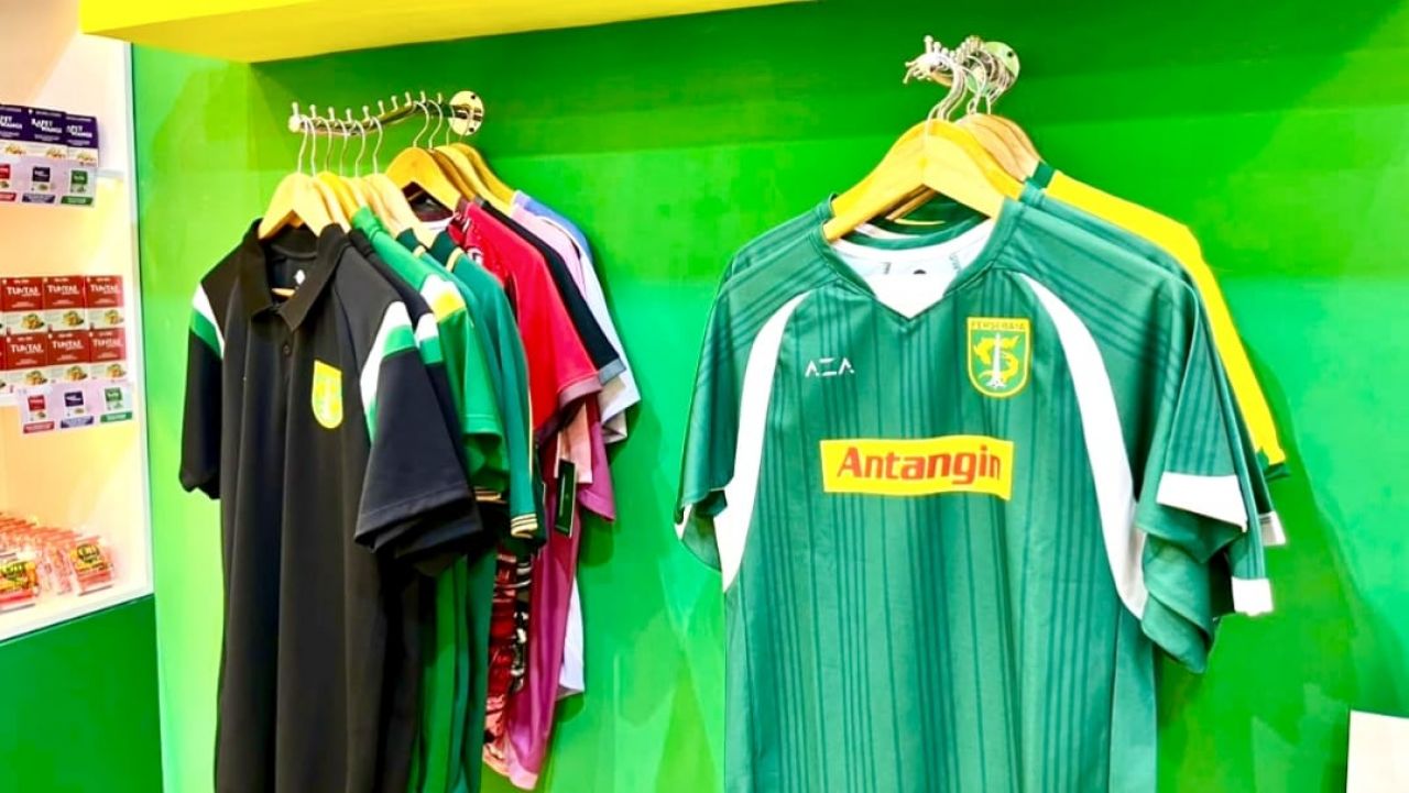 JERSEY 2004 DIHIDUPKAN LAGI: PERSEBAYA BANGKITKAN MEMORI, BONEK BAWA PULANG SEJARAH