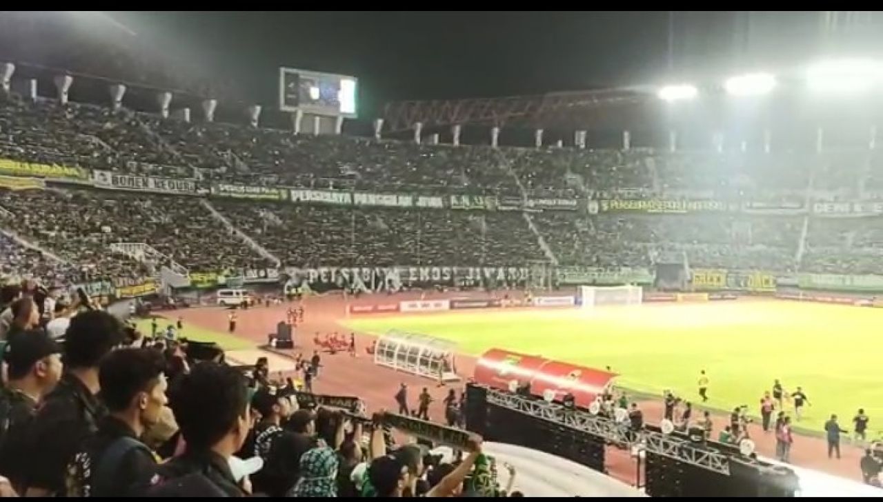 Dari Tribun GBT, Bonek Menggerakkan Donasi Masker untuk Korban Karhutla