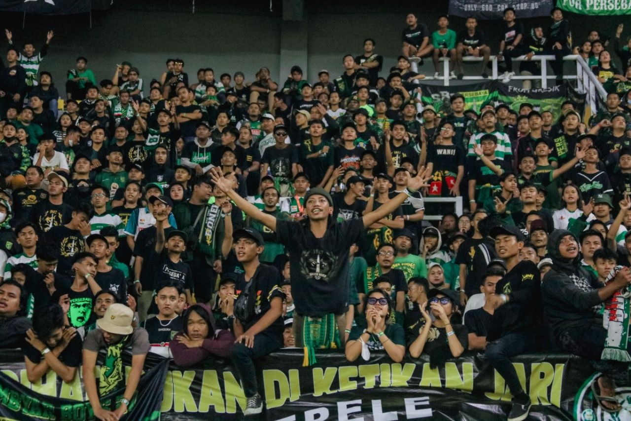 Football for Humanity! Bonek Galang Donasi Masker untuk Masyarakat Terdampak Karhutla