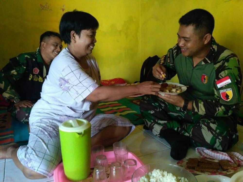 Satgas TMMD Ke 106 Makan dirumah Masyarakat