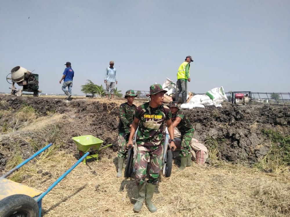 Kerja Keras Pantang Menyerah TNI  Bersama Rakyat Bersinergi