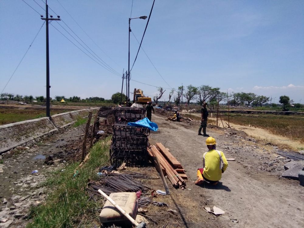Tim TMMD kodim 0816 Sidoarjo Pasang Paving Sepanjang 560 Meter