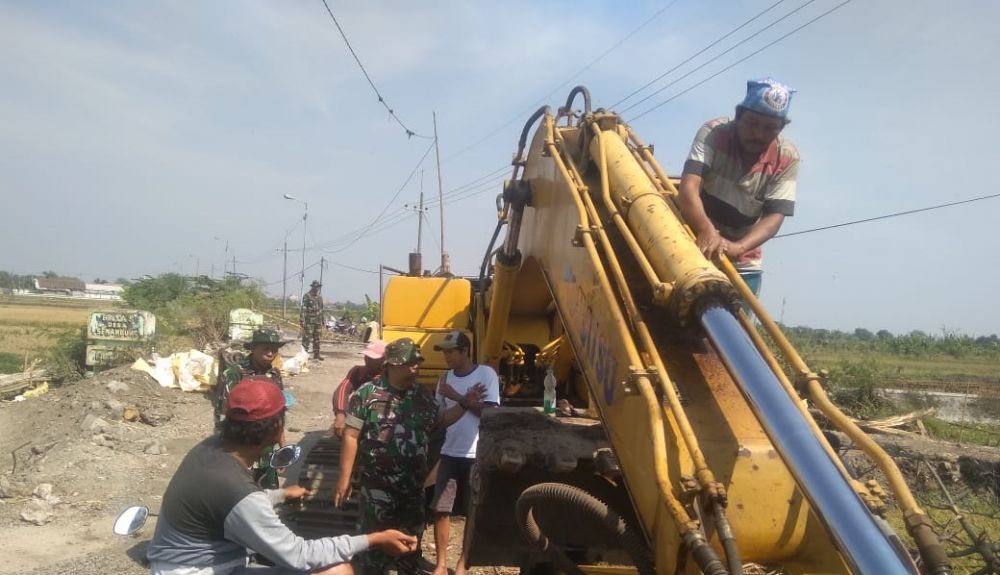 Personil Satgas TMMD ke 106 melaksanakan Komsos Dengan Masyarakat
