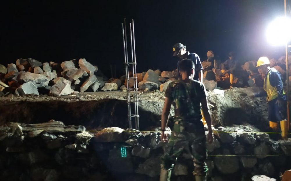 Bersama Tim Satgas TMMD 106 Kodim 0816 Sidoarjo Membangun desa Kupang