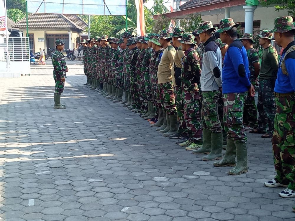 Apel Pagi Dilaksanakan Satgas TMMD Di Halaman Balai Desa Kupang