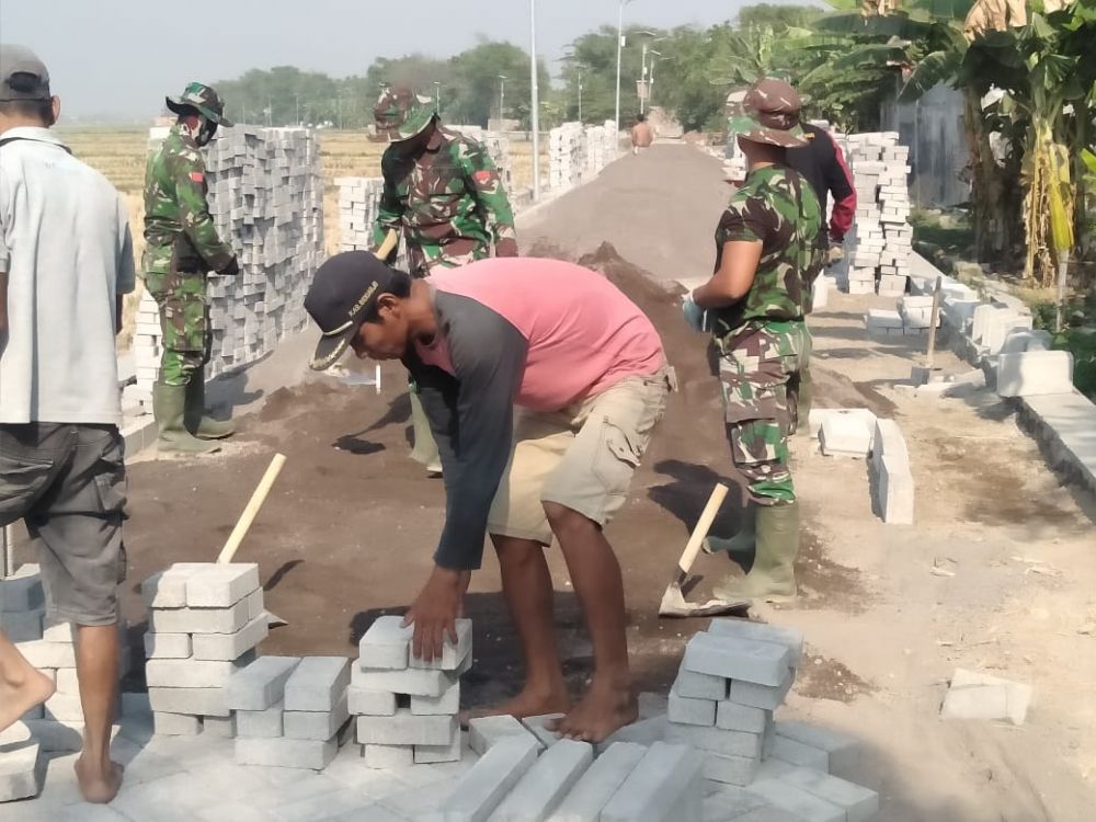 Pemasangan Paving Oleh Satgas TMMD Di Desa Kupang Sudah Mencapai 70%