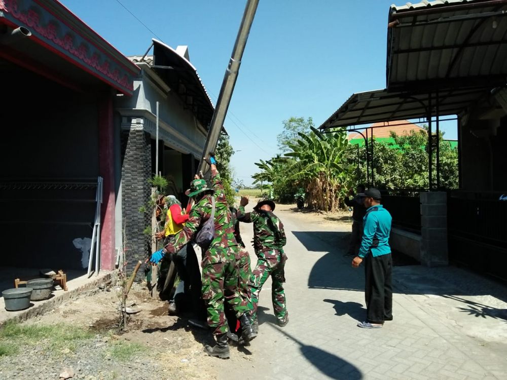 Satgas TMMD ke 106 dan Dishub Sidoarjo Pasang PJU di Desa Kupang