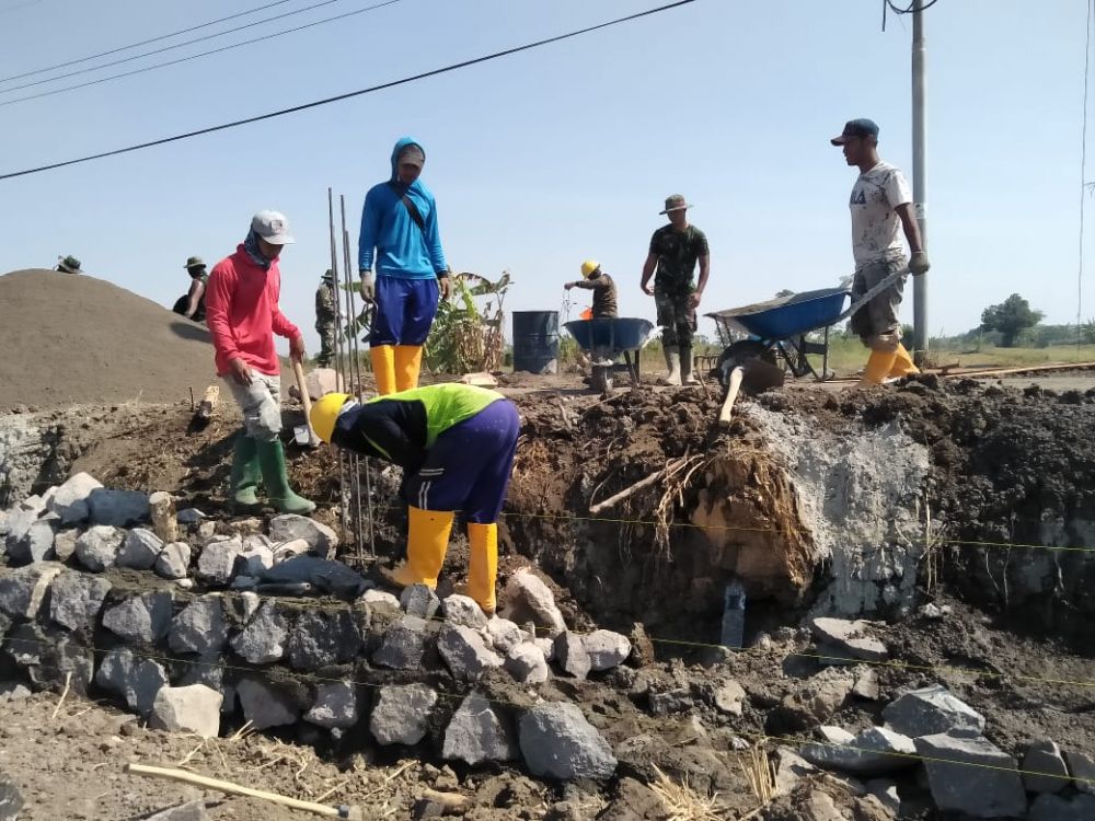Pemasangan Batu Plengsengan, Tim TMMD Butuh Ahli Pertukangan