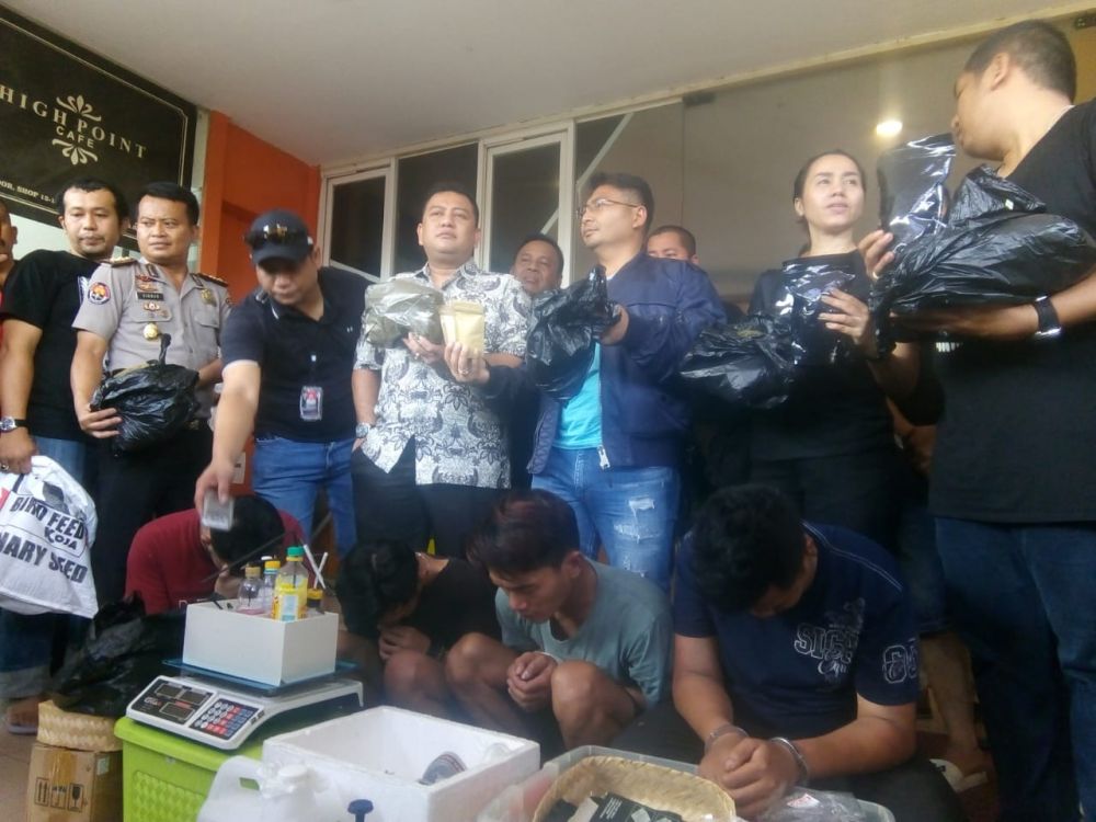 Polisi Berhasil Grebek Home Industri Ganja Sintetis di Surabaya