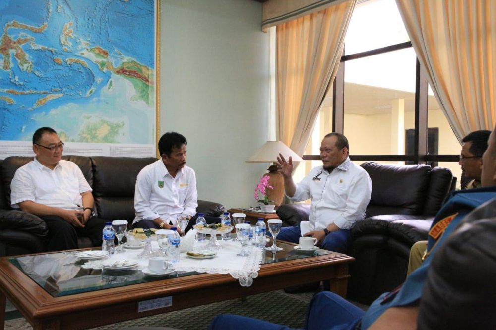 LaNyalla mendapatkan penjelasan mengenai rencana perluasan dan modernisasi terminal cargo area di Bandara Hang Nadim. 