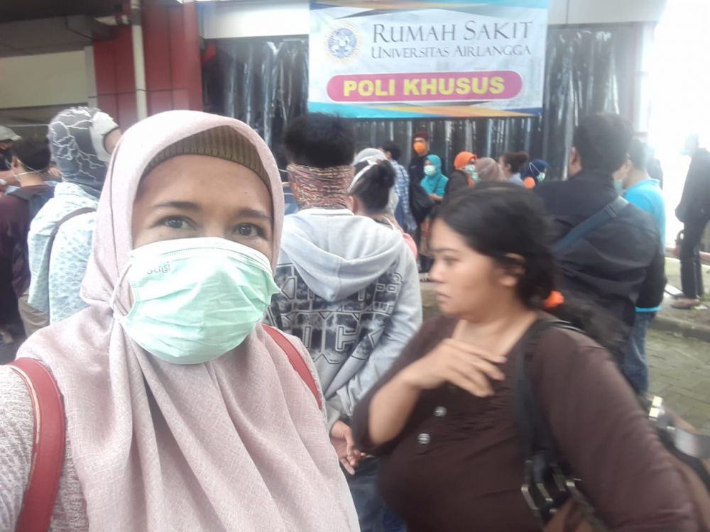 Foto: Suasana antrian di poli khusus tes corona di RSUA