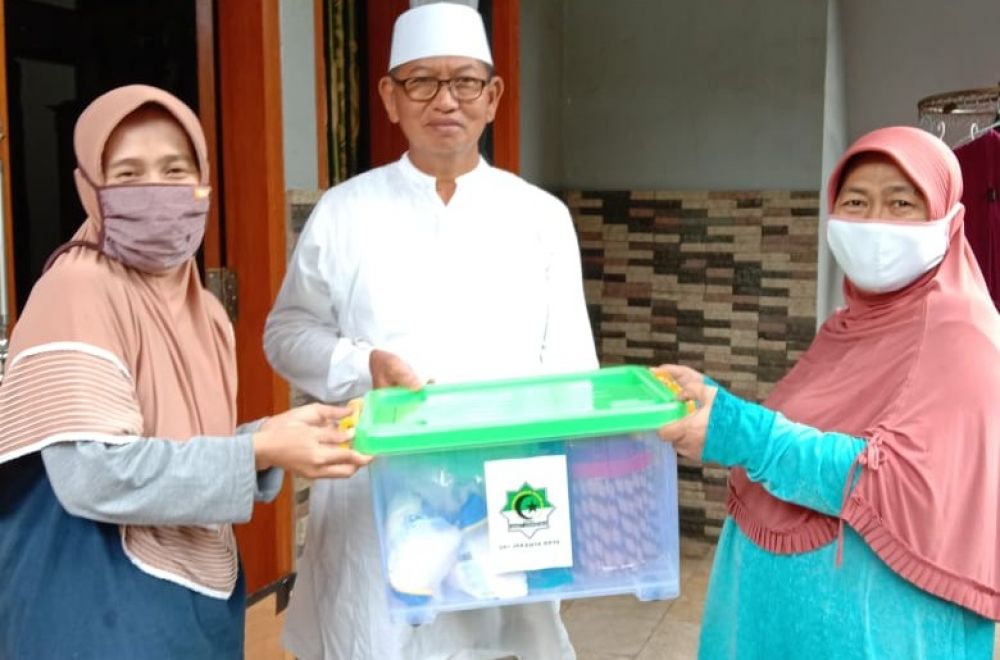 Anggota GPMI DKI Jakarta saat membagikan bantuan pada ustadz dan ustadzah guru ngaji di Jakarta.