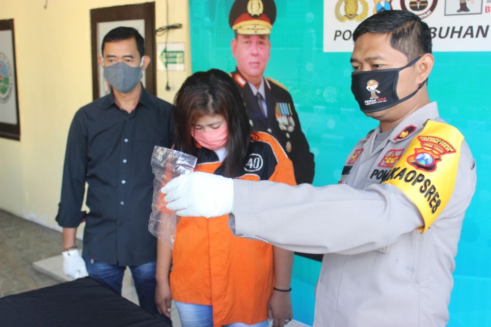 Nekat Rampas Ating Bocah, Wanita Cantik Di Kepung Warga 