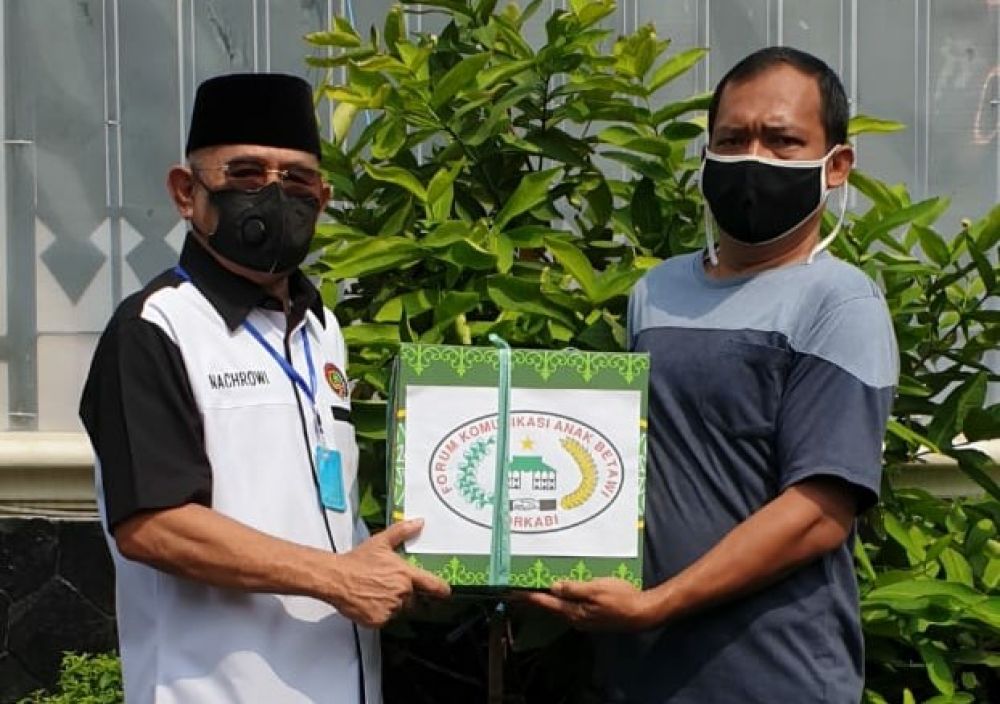 Ketua Umum Forkabi Mayjen TNI (Purn) H. Nachrowi Ramli, saat memberikan bantuan paket sembako