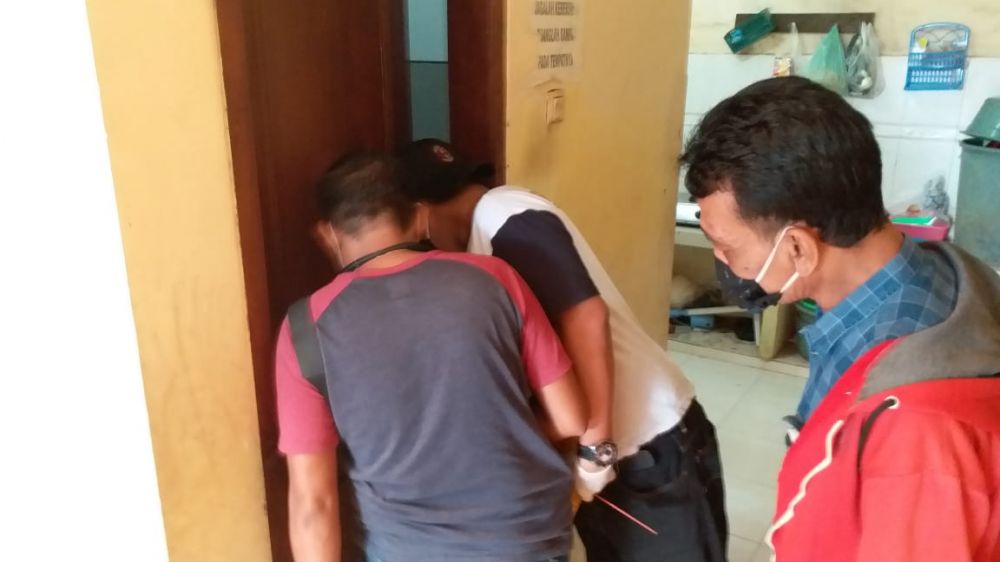 Seorang Pria Diduga Bunuh Diri Dalam Kamar Mandi 