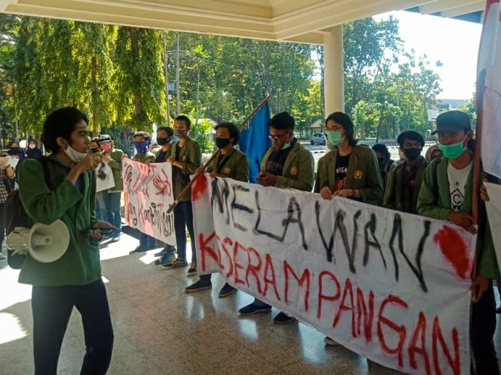 Foto aksi penurunan UKT Aliansi Mahasiswa UPN