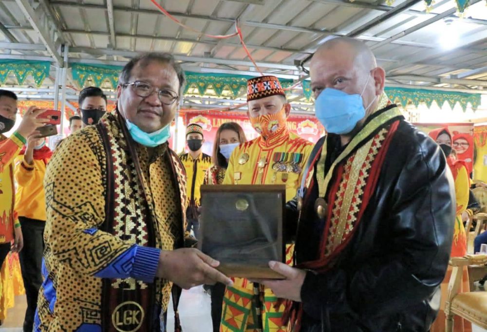 Ketua DPD RI saat menerima penghargaan Adi Karsa Utama dari Rektor Institut Teknologi Sumatera (ITERA) Prof. Ofyar Z. Tamin, di Bandar Lampung, Rabu (11/11/2020)