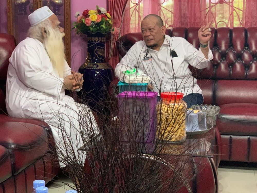 Ketua DPD RI AA LaNyalla Mahmud Mattalitti di kediaman Abah Syari di Ciomas, Serang, Banten.