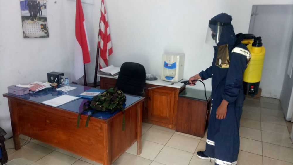 PRAJURIT KIMA MENART 2 MARINIR LAKSANAKAN PENYEMPROTAN DESINFEKTAN