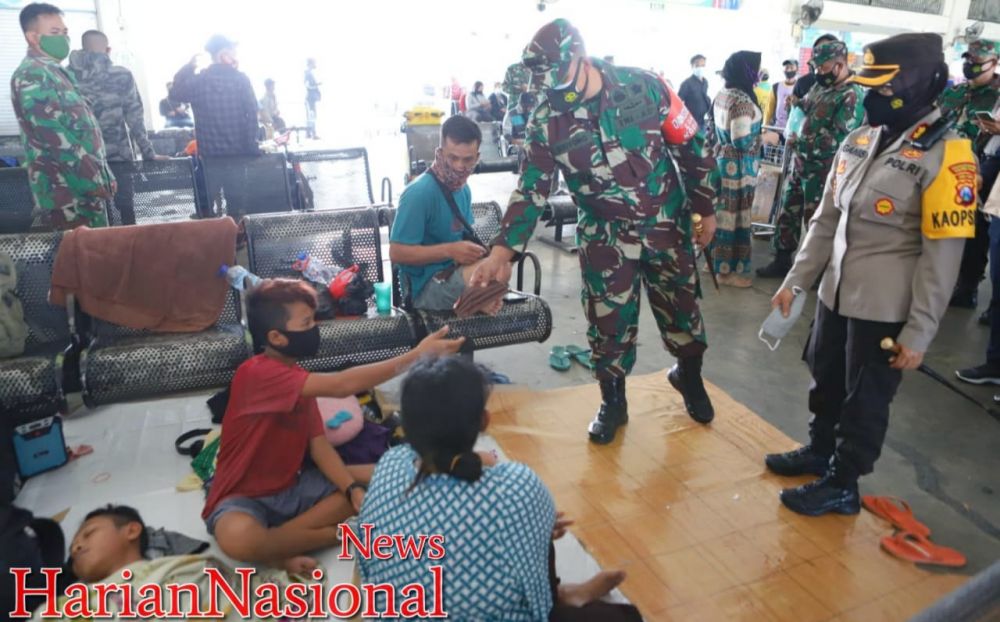 Kapolres Tanjung Perak Bersama Dandim Type A 0830 Giat Bagi Masker