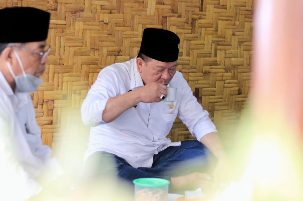 Ketua DPD RI, AA LaNyalla Mahmud Mattalitti menikmati kopi di Pondok Pesantren Bahrul Ulum Karangharjo, Kabupaten Jember, Jawa Timur, dalam rangkaian reses di Jawa Timur, Jumat (19/2/2021) siang