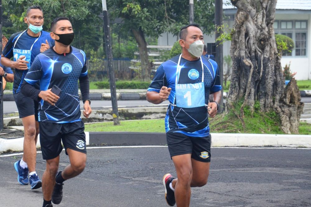 Perwira Resimen Artileri 2 Marinir Pasmar 2 Laksanakan Olahraga