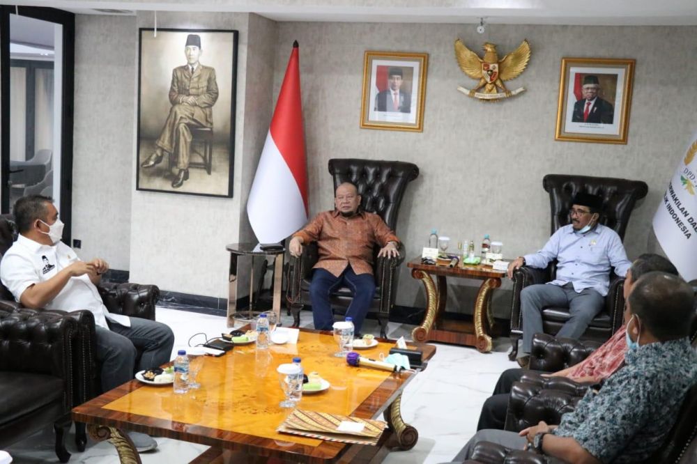 Pertemuan bersama Rektor Universitas Khairun (Unkhair) Ternate, Prof. DR Husen Alting, SH, MH didampingi Senator asal Maluku Utara sekaligus Sultan Tidore, Husain Alting Sjah. Bertempat di rumah dinas Ketua DPD RI Jalan Denpasar Raya No 21, Kuningan Jakar