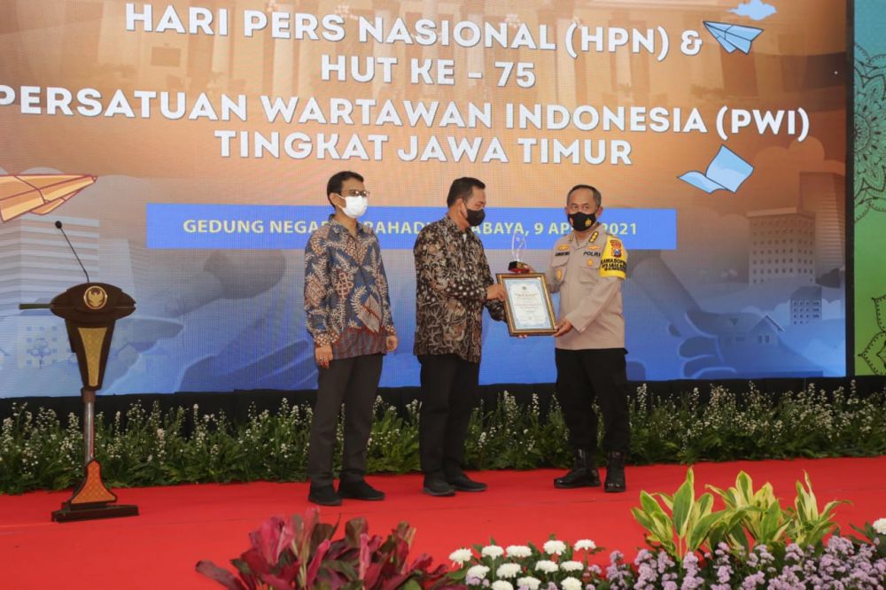 Kapolda Jawa Timur Terima PWI Jatim Award
