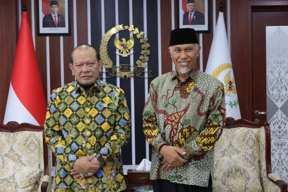 Ketua DPD RI menerima Audiensi Gubernur Sumatera Barat Mahyeldi Ansharullah di Ruang Kerja Ketua DPD RI Lantai 8, Gedung MPR DPR, Rabu, 28 April 2021