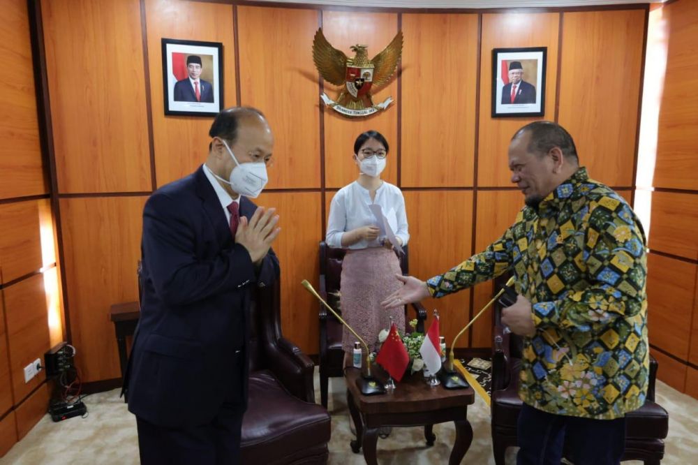 Ketua DPD RI menerima kunjungan Duta Besar Tiongkok untuk Indonesia Xiao Qian di Lantai 8 Gedung Parlemen Senayan, 28 April 2021