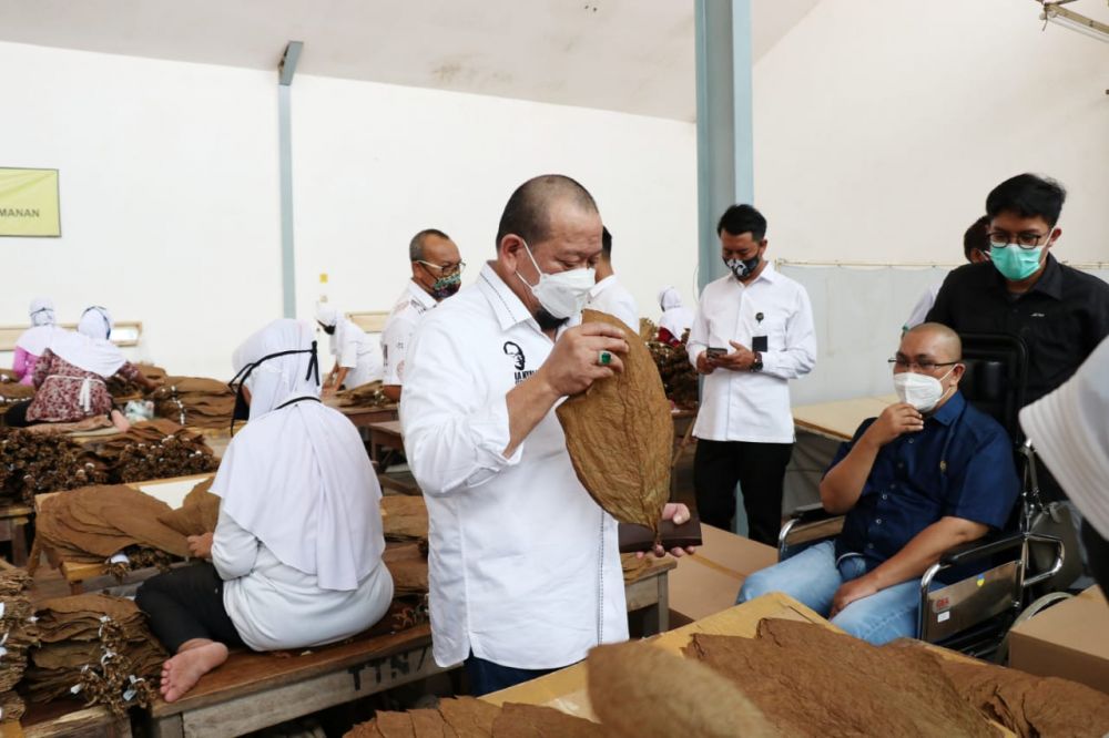 Ketua DPD RI beserta rombongan saat mengunjungi Pabrik Cerutu di Jawa Timur, 19 Februari 2021