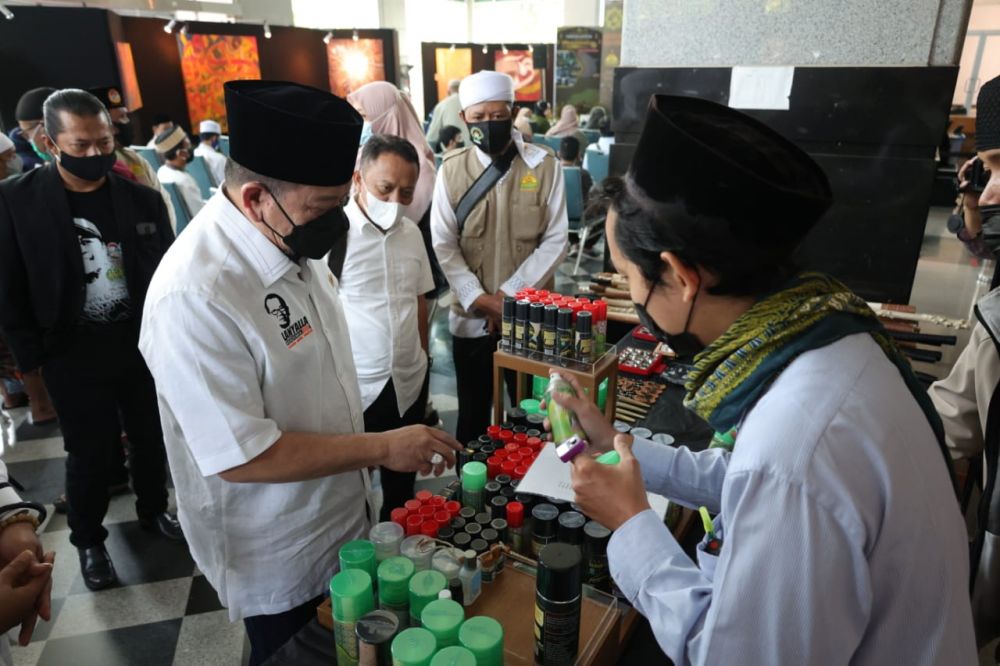 Ketua DPD RI AA LaNyalla Mahmud Mattalitti mengunjungi Pameran Artefak Peninggalan Nabi Muhammad SAW di Jakarta Islamic Center pada, Kamis (29/4/21)