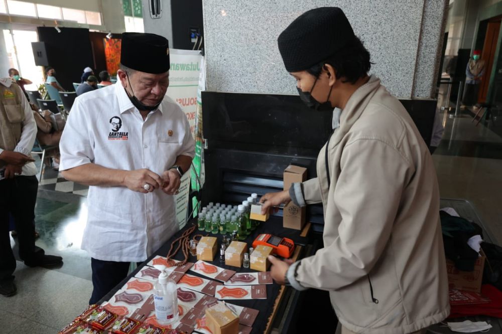 Ketua DPD RI saat mengunjungi Pameran Artefak Peninggalan Nabi Muhammad di Jakarta Islamic Center, Kamis, 29 April 2021