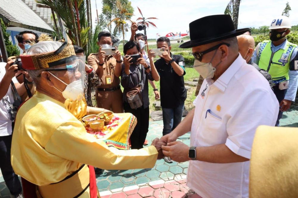Ketua DPD RI melanjutkan roadshow kunjungan kerja ke Kalimantan-Sulawesi dengan mengunjungi Tarakan, Kalimantan Utara. LaNyalla bersama rombongan tiba di Bandara Internasional Juwata, Selasa (25/5/2021)