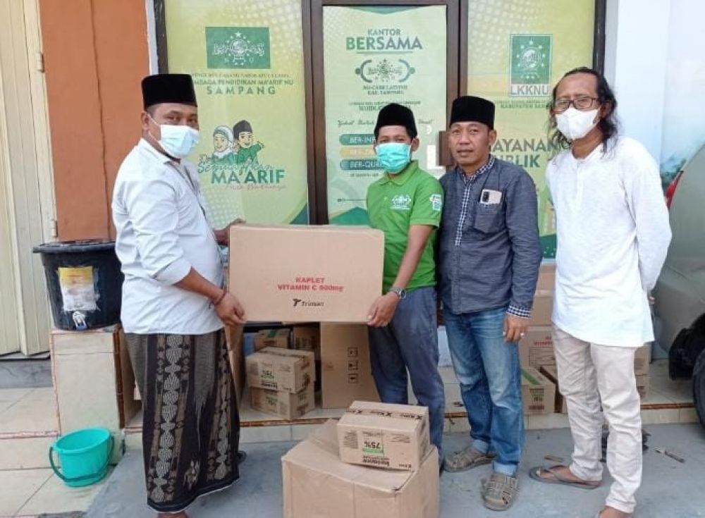 Lakpesdam PCNU Sampang Serahkan Bantuan Ke Warga Isoman