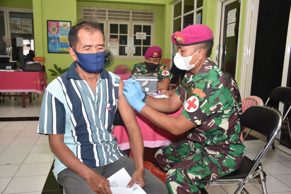 Kompi Markas Resimen Artileri 2 Marinir Gelar Serbuan Vaksin Dukung Program Pemerintah