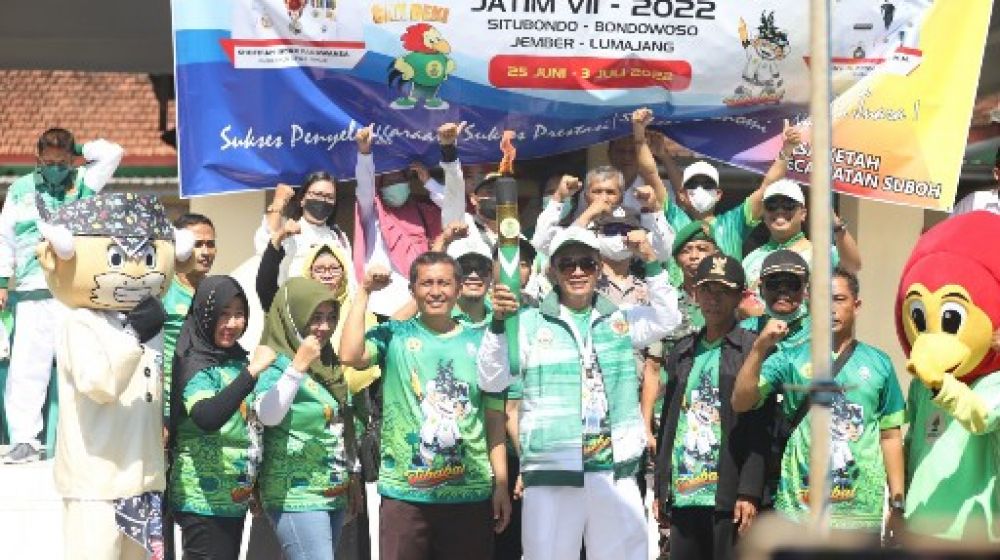 Wakil Bupati Situbondo, Nyai Hj. Khoirani saat lepas Api Porprov ke Kabupaten Lumajang