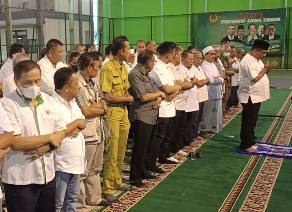 Ketua Umum KONI Jatim Pimpin Sholat Goib Dan Doa Bersama Untuk Korban Tragedi Kanjuruhan