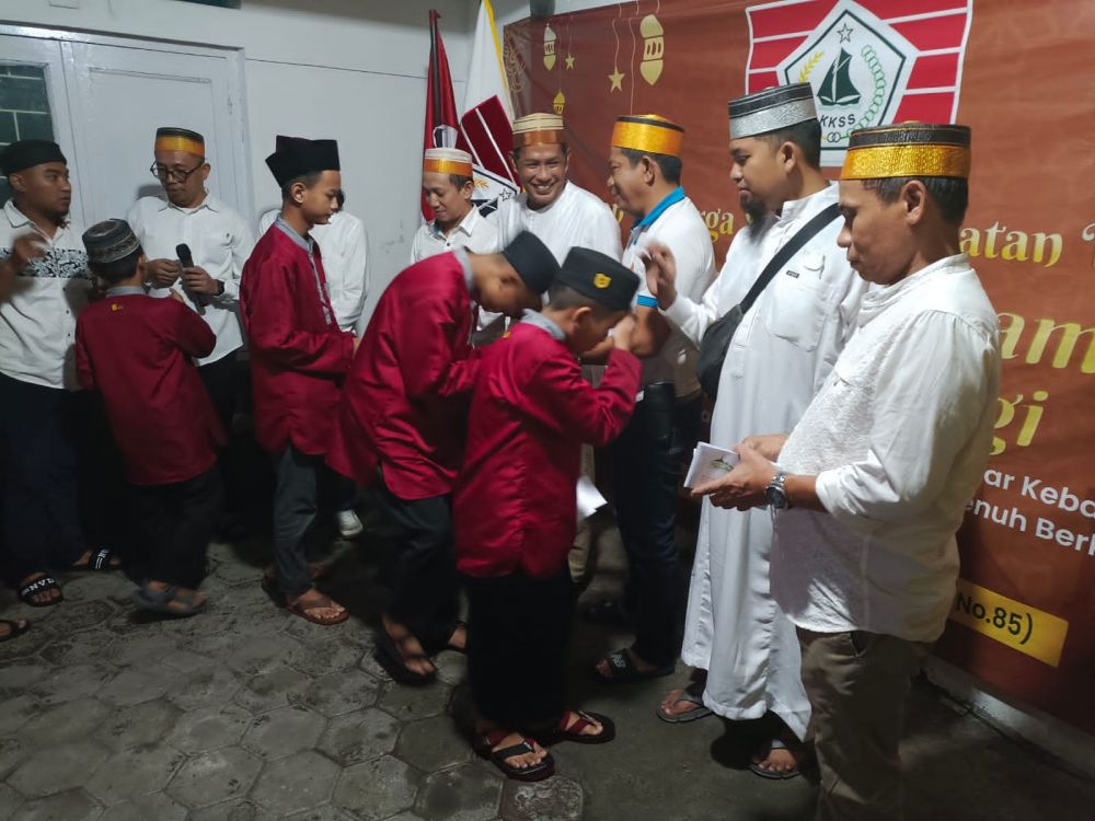 Penyerahan santunan kepada anak yatim piatu dari Panti Asuhan Muhammadiyah Dukuh Pakis