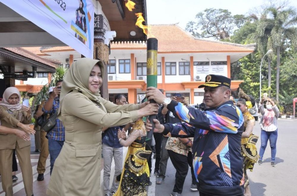 Bupati Ikfina Fahmawati saat terima Obor Api Pon