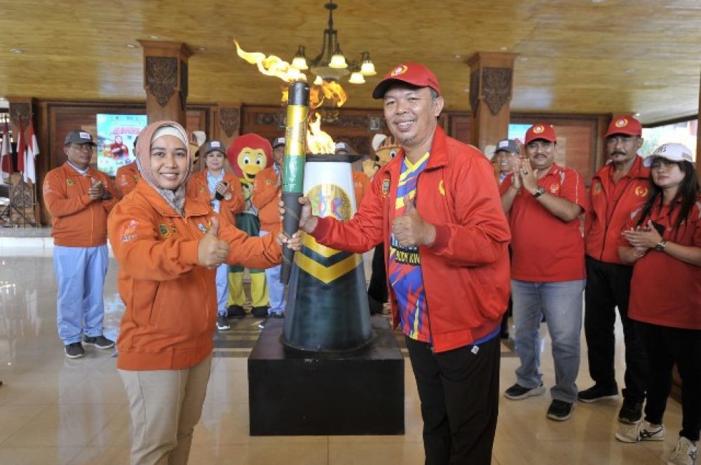 Lepas Obor Api Porprov ke Grahadi, Wali Kota Mojokerto Target 15 Emas 