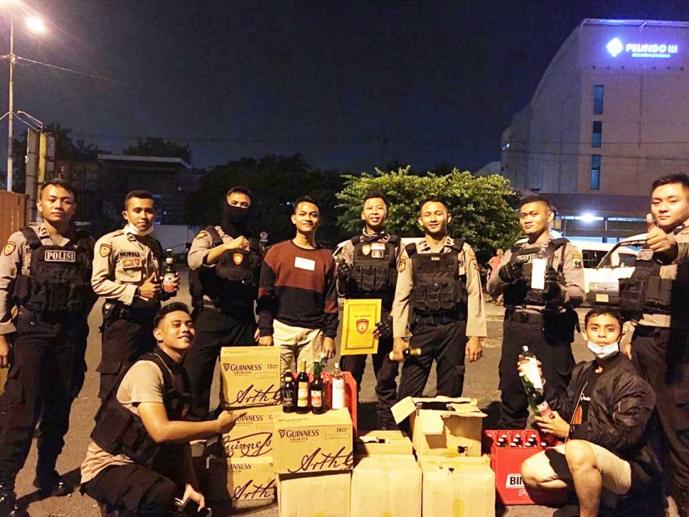 Polisi Grebek Gudang Miras di Jalan Randu Surabaya 
